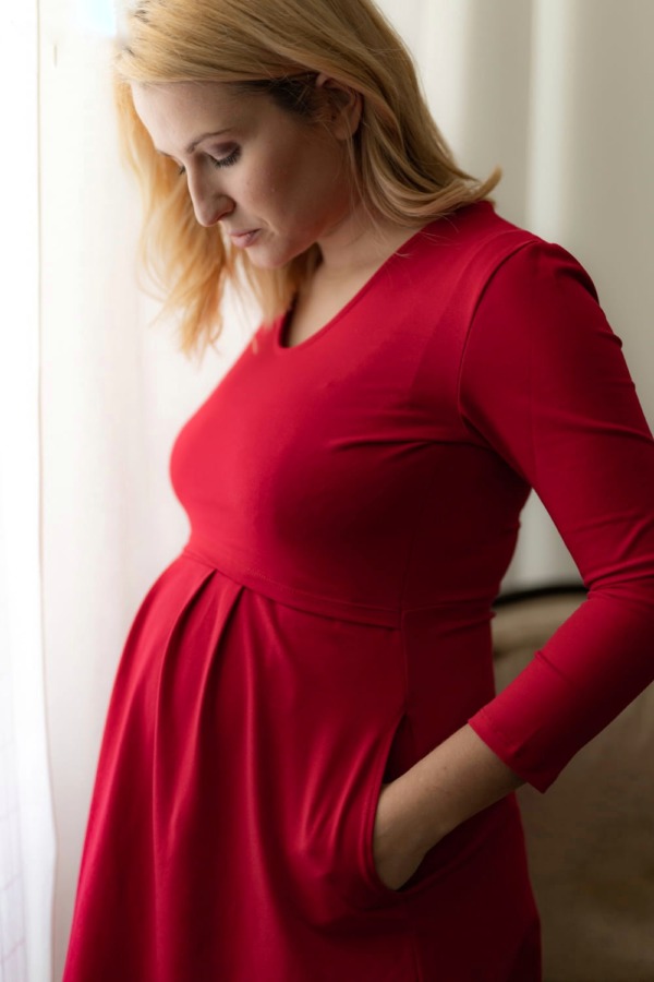 Červené těhotenské a kojící šaty