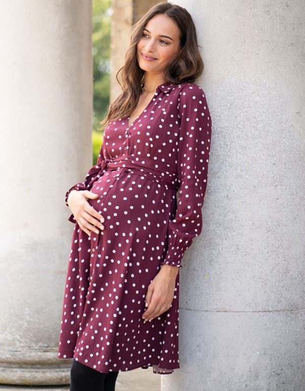 Elegantní těhotenské šaty s puntíkem kojící